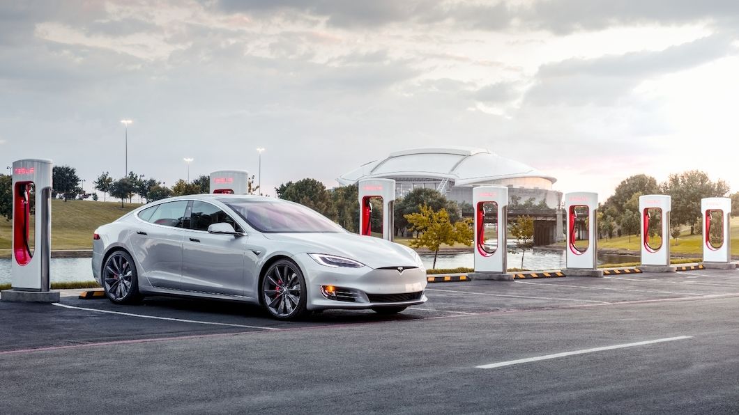 Tesla má nový zdroj obřích příjmů, stačilo zpřístupnit nabíječky